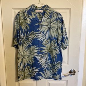 Tommy Bahama silk shirt in size medium. Excellent condition.